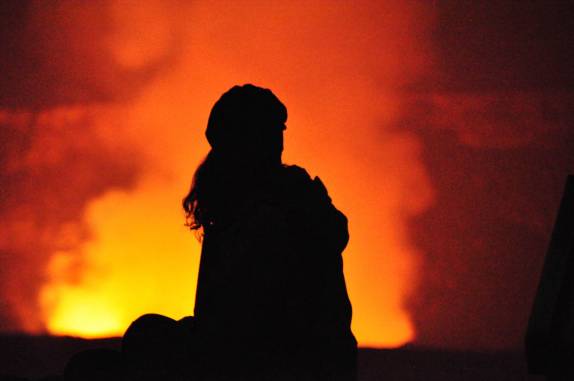 Um pouco antes da meia noite, observando a erupção do Kilauea, no Volcanoes National Park, em Volcano, na Big Island, no Havaí